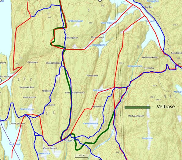 Kart over området med stier i blått, skiløyper i rødt og veitraséen i grønt. Lars Lindland.
